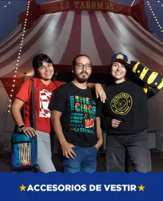 Tres personas luciendo ropa y accesorios de La Tarumba en un circo