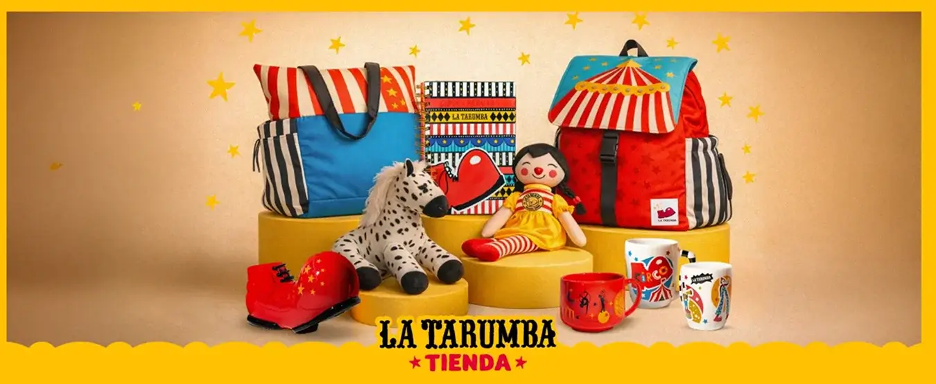 Variedad de productos de La Tarumba, incluyendo mochilas, juguetes y tazas coloridas