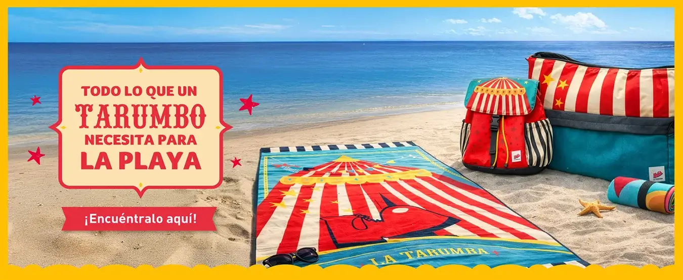 Productos de playa de La Tarumba en la arena junto al mar