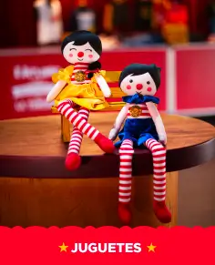 Muñecos de tela coloridos inspirados en el circo peruano