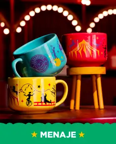 Tres coloridas tazas de circo en diferentes diseños sobre una mesa