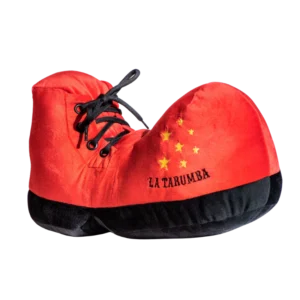 Peluche en forma de bota roja con detalles negros y logo La Tarumba peluche bota Tarumba