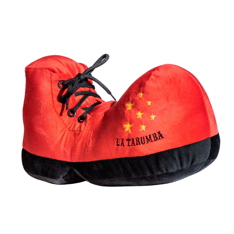 Peluche en forma de bota roja con detalles negros y logo La Tarumba peluche bota Tarumba