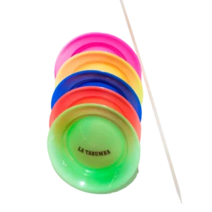 Platos de colores vibrantes de La Tarumba apilados platos chinos