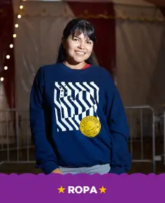 Mujer sonriente usando un hoodie de La Tarumba con diseño gráfico