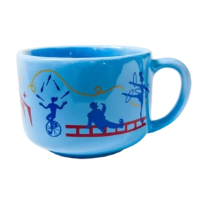 Taza azul decorada con ilustraciones de circo y personajes acrobáticos taza circo celeste