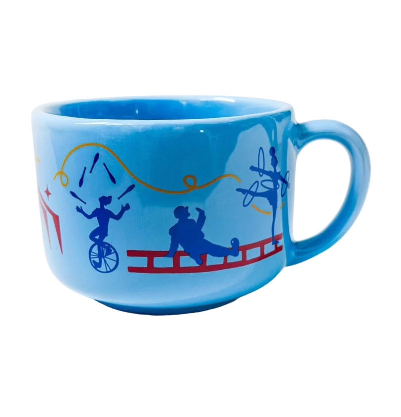 Taza azul decorada con ilustraciones de circo y personajes acrobáticos taza circo celeste