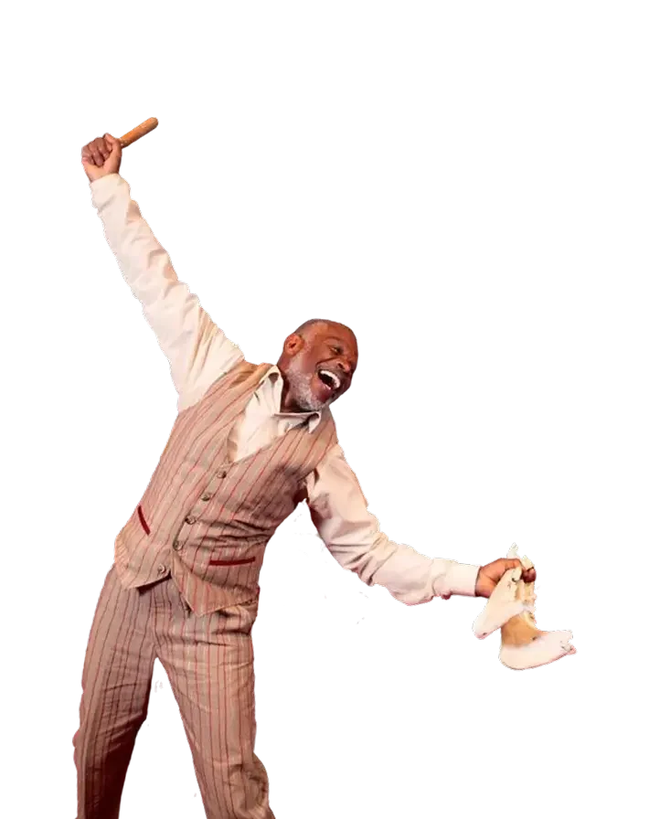Hombre vestido de circo levantando un zapato y sonriendo con entusiasmo